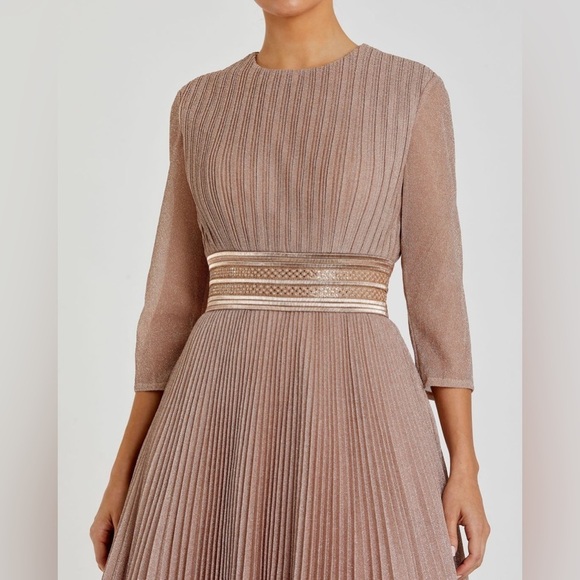 IEENA FOR MAC DUGGAL 30700 NWOT
Shimmering Pleated A-Line 3/4 Sleeve Gown - Picture 2 of 6